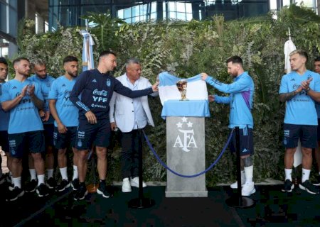 Messi recebe homenagem da federação argentina com nome em novo CT da seleção