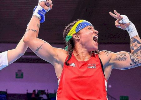 Bia Ferreira vence semi e vai disputar sua 3ª final mundial de boxe