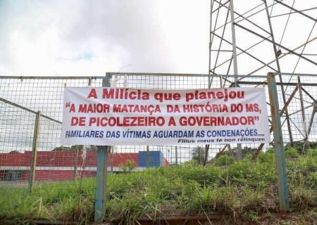 Mil&iacute;cia da matan&ccedil;a de "picolezeiro a governador" &eacute; lembrada em faixa pela cidade