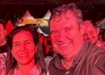 Riedel e esposa tomam chuva, mas n&atilde;o desistem de show