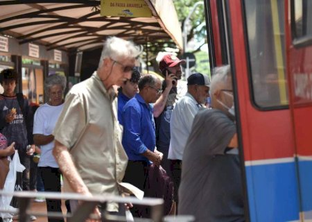 Em data de ponto facultativo, linhas de ônibus diminuem e surpreende passageiros nesta quinta (6)