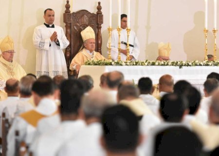 Missa dos Santos Óleos reúne dezenas de padres e abre celebrações do Tríduo Pascal