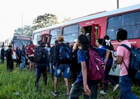 Superlotação de terminais e ônibus quebrados marcam manhã de usuários do transporte coletivo na Capital