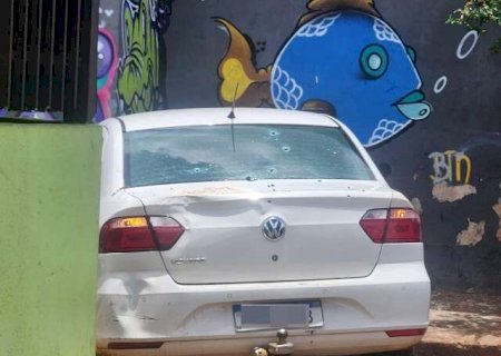 Condutor de carro crivado a bala tentava atropelar pedestres na Vila Nh&aacute;nh&aacute;