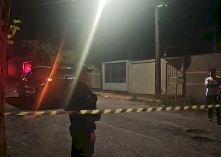 Motociclista morre ap&oacute;s carro desviar de buracos