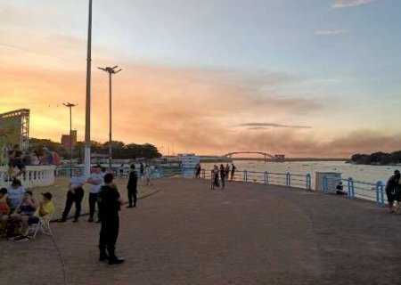 Inc&ecirc;ndio pr&oacute;ximo ao Rio Paraguai forma cortina de fuma&ccedil;a