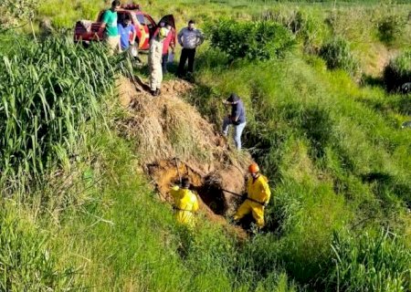 Pol&iacute;cia confirma que homem achado em cova rasa foi morto por furtar caixa de som