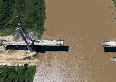 Ponte que liga Brasil e Paraguai est&aacute; a 128 metros de ser conclu&iacute;da