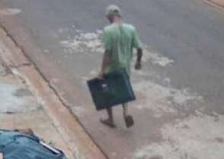Ladr&atilde;o &eacute; flagrado saindo com TV ap&oacute;s invadir resid&ecirc;ncia no Iracy Coelho