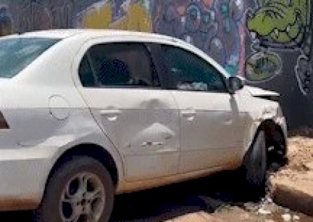 Motorista de carro crivado a bala fugia de atiradores na Vila Nhanh&aacute;