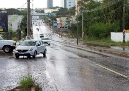 Chuva atinge a cidade no fim de domingo e MS segue com risco de tempestades