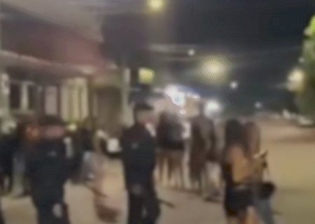 Jovem leva chute nas costas de PM durante confus&atilde;o no Carnaval