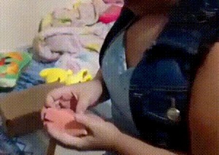 Maria caiu no choro ao ganhar colar com rosto da irm&atilde; que faleceu