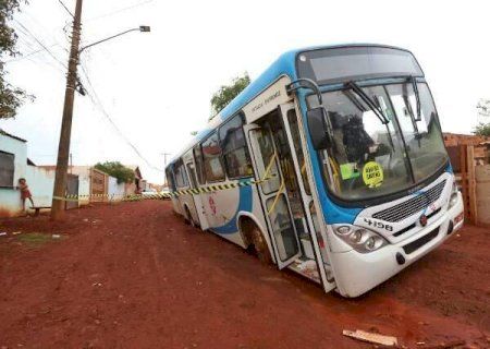 &Ocirc;nibus fica atolado em rua na Vila Romana depois de chuva