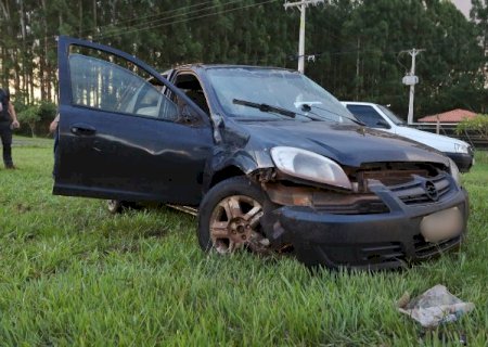 Carro desliza durante a chuva, capota e deixa tr&ecirc;s feridos na BR-262