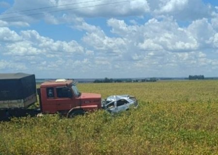 Motorista &eacute; arremessado em colis&atilde;o frontal de Gol e carreta na MS-386