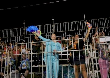 Sem chuva, foli&otilde;es lotam 1&ordm; dia dos desfiles das escolas de samba