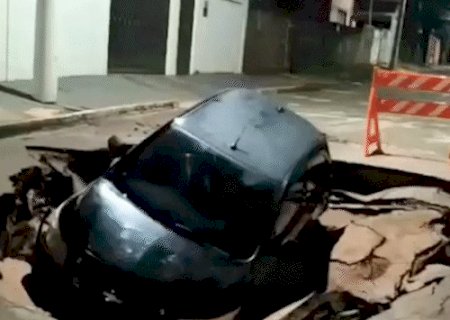 &ldquo;Para-choque foi pro pau&rdquo;: carro cai em cratera aberta ap&oacute;s forte chuva