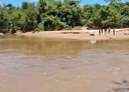 Bombeiros buscam por homem que sumiu em rio ao ser levado por correnteza
