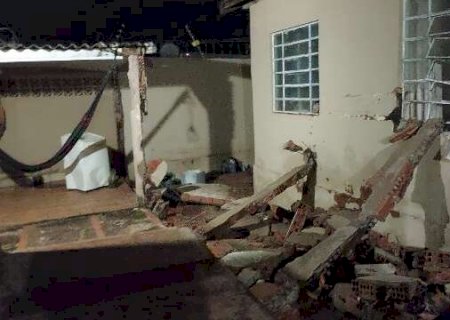 Rastro de lama e preju&iacute;zos marcam retomada p&oacute;s-enchente