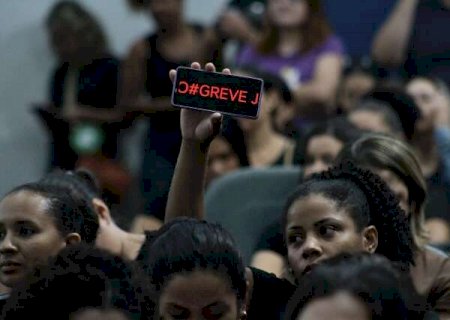 Assistentes de educa&ccedil;&atilde;o infantil amea&ccedil;am greve: "Sem n&oacute;s, a Emei n&atilde;o abre"