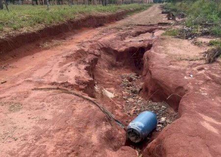 Moradores temem acidentes graves em rua com crateras e sem ilumina&ccedil;&atilde;o