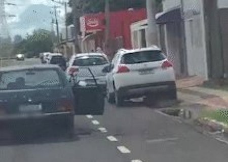 Idoso dirige por v&aacute;rias quadras com porta aberta e atinge carro estacionado