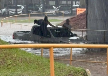 De novo: temporal alaga ruas, viadutos e caminhonete fica ilhada