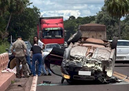 Fiat Siena capota na BR-262 e deixa tr&ecirc;s feridos em Miranda