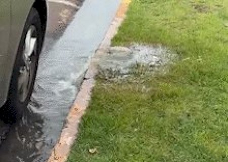 Vazamento de esgoto escoa &aacute;gua e causa mau cheiro no Carand&aacute; Bosque