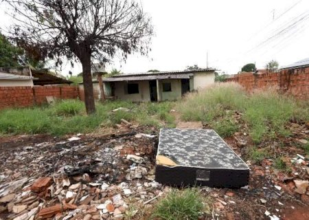 Im&oacute;vel abandonado vira foco de insetos e ac&uacute;mulo de lixo
