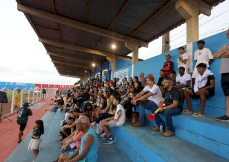Torcedores desafiam chuva e cl&aacute;ssico nacional para apoiar futebol local