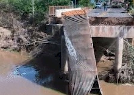 Ponte cai semanas ap&oacute;s ser engolida por rio no interior de MS
