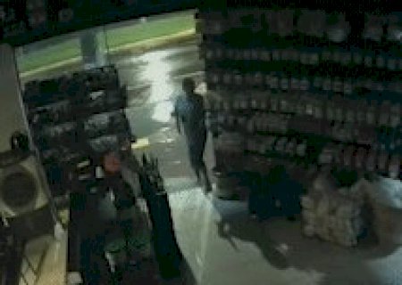 Homem flagrado por c&acirc;meras arrombando com&eacute;rcio &eacute; preso ap&oacute;s s&eacute;rie de furtos