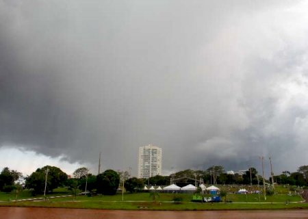 Chuva atinge bairros da Capital e previs&atilde;o indica pancadas em todo MS