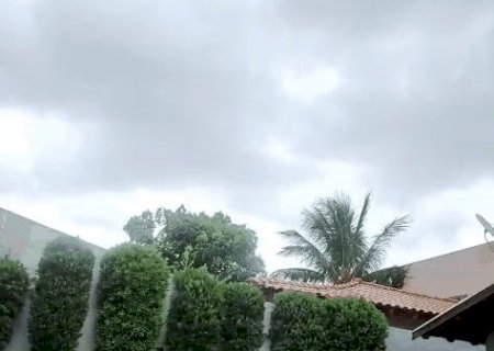 Chuva chega a Campo Grande acompanhada de rajadas de vento