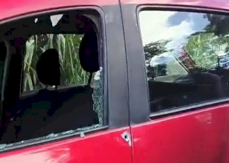 Ataque a tiros assusta motoristas e termina com v&aacute;rios carros atingidos