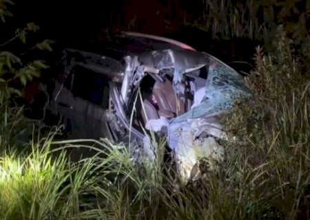 Colis&atilde;o com carreta destr&oacute;i picape na MS-382, mas condutor sai ileso