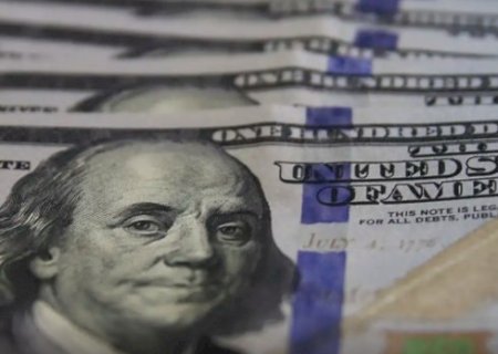 D&oacute;lar cai pelo 6&ordm; dia e fecha abaixo de R$ 5 com tens&atilde;o externa