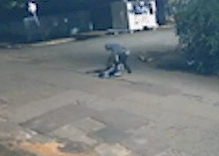 PM mal termina ocorr&ecirc;ncia e j&aacute; flagra 2&ordf; tentativa de feminic&iacute;dio no meio da rua