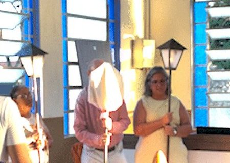 &ldquo;N&atilde;o &eacute; sacrif&iacute;cio, &eacute; uma b&ecirc;n&ccedil;&atilde;o&rdquo;: fi&eacute;is madrugam para relembrar a Via-Sacra