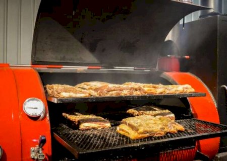 Carne defumada por 10 horas une sabores do churrasco de 3 pa&iacute;ses