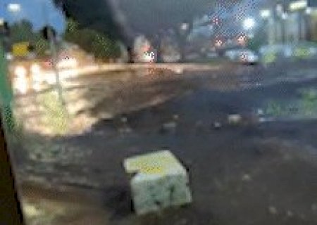 Chuva fez c&oacute;rrego Imbirussu transbordar e invadir casas no Jardim Petr&oacute;polis