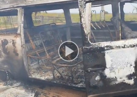 Kombi escolar pega fogo e menina sofre queimaduras em fazenda