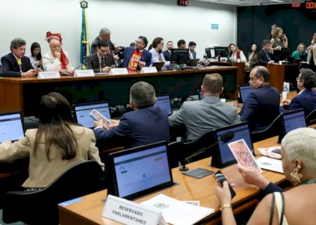 Oposição critica PEC do fim da escala 6x1 durante votação na Comissão