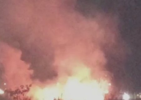 Queda de raio causa inc&ecirc;ndio em &aacute;rea de vegeta&ccedil;&atilde;o