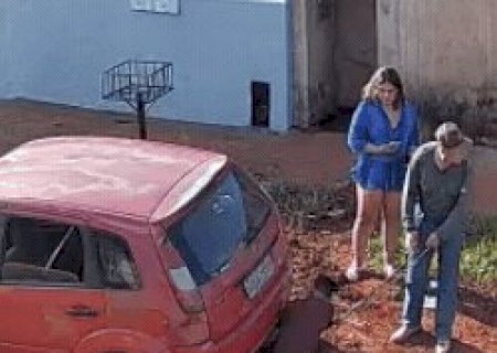 De muletas, motorista precisou de ajuda ap&oacute;s carro atolar em rua no Guanandi 2