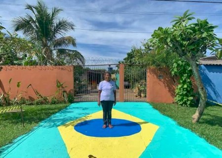 Vi&uacute;va, Maria retoma tradi&ccedil;&atilde;o do marido e pinta cal&ccedil;ada para a Copa