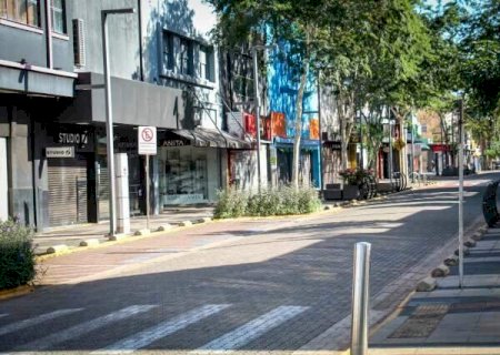 Entre portas fechadas e correria por renda, feriado mostra 2 lados do trabalho