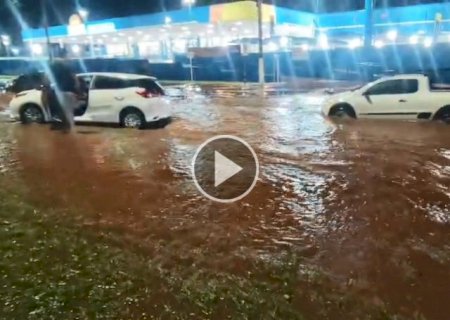 Temporal alaga Gunter Hans em frente a atacadista e trava tr&acirc;nsito